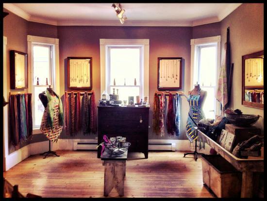 DaVallia Art & Accents